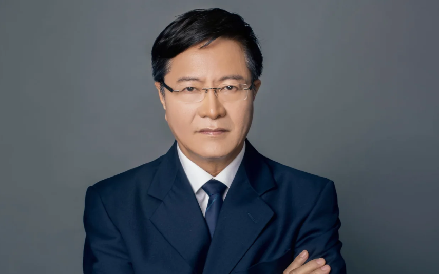何犇